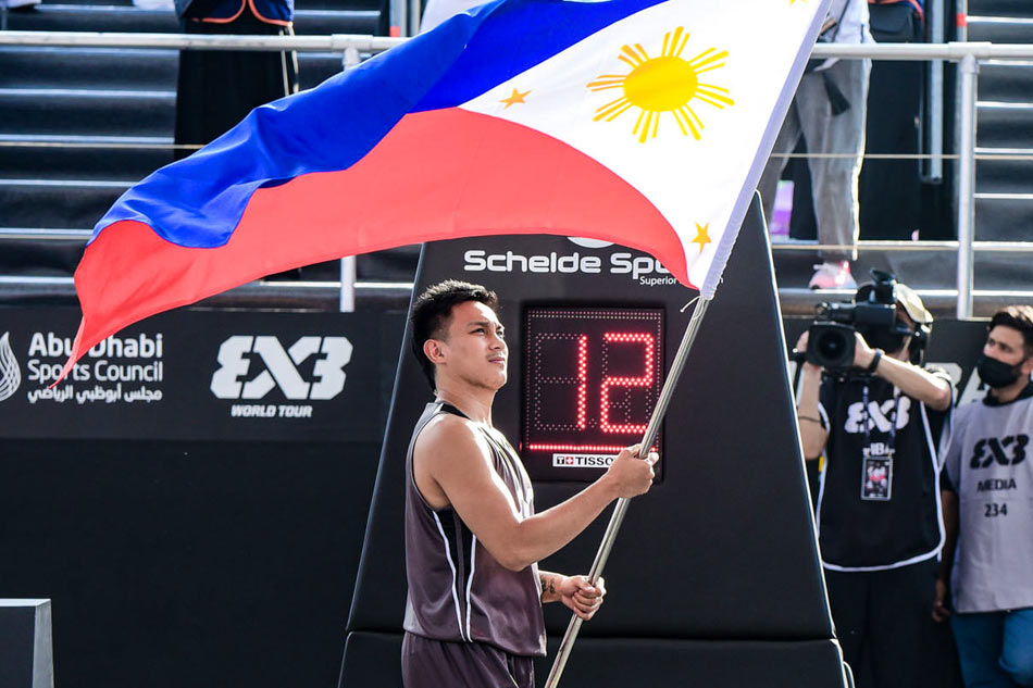 Mac Tallo carries Philippine flag Chooks-to-Go Pilipinas FB