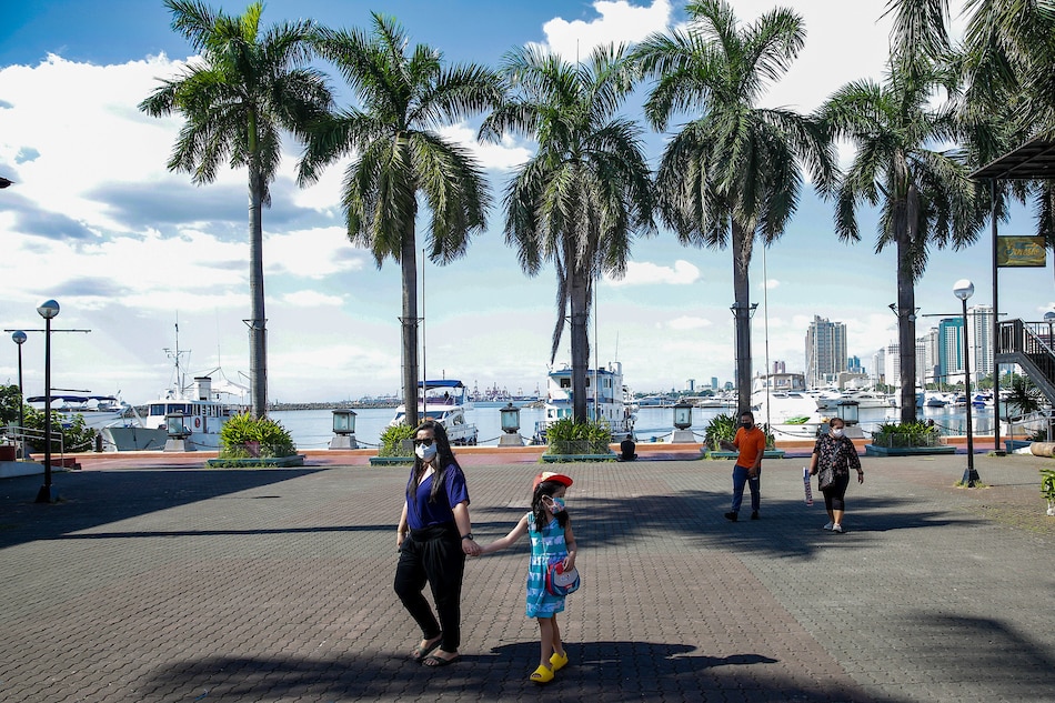 People visit a park near Harbor Square George Calvelo, ABS-CBN News/File