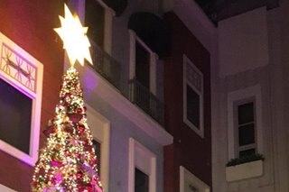Higanteng Christmas tree sa Pasay City, pinailawan na