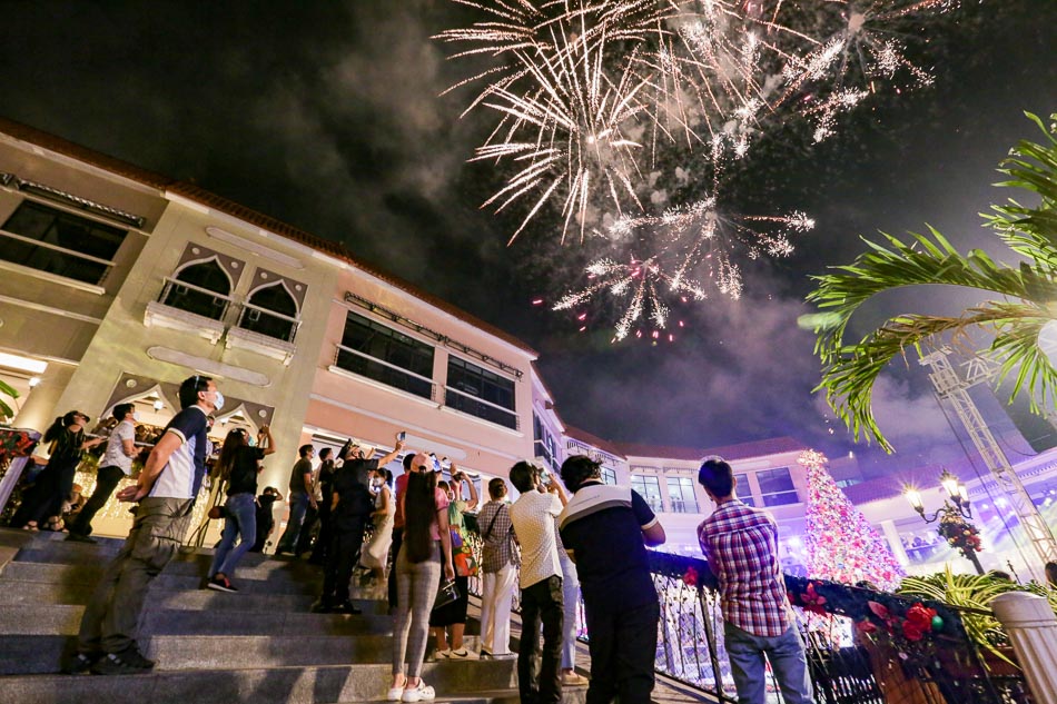 Venice Grand Canal Mall unveils floating Christmas tree