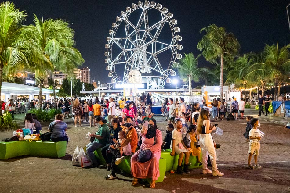 People visit the SM By the Bay at the Mall of Asia grounds in Pasay City after Metro Manila eased age restrictions and increased venue capacities in malls. Photo taken on November 19, 2021. George Calvelo, ABS-CBN News