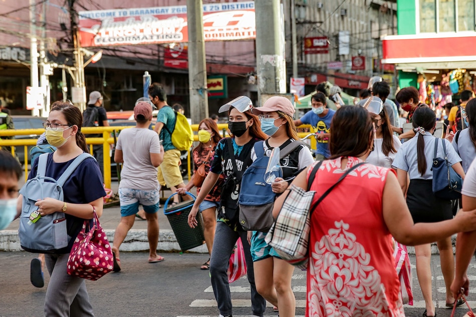 People visit market stalls in Divisoria, Manila on November 2, 2021. More people are spending time outdoors as active COVID-19 cases continue to decrease with the Department of Health (DOH) reporting the lowest number of active cases in 8 months on Tuesday. George Calvelo, ABS-CBN News
