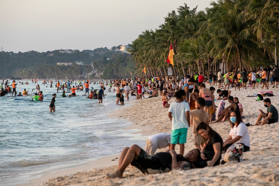Tourists flock to White Beach in Boaracy amid the ongoing COVID-19 outbreak on Nov. 30, 2021. Eloisa Lopez, Reuters/File