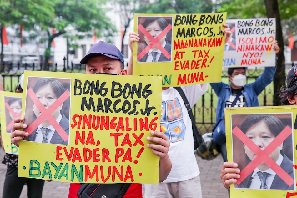 Protesters led by the Campaign Against the Return of the Marcoses and Martial Law (CARMMA) trooped to the Commission on Elections (COMELEC) headquarters in Intramuros, Manila on November 26, 2021. The group continues to urge the COMELEC to disqualify Ferdinand “Bongbong” Marcos Jr. as the commission’s Second Division hears the first petition to cancel the certificate of his candidacy for president. George Calvelo, ABS-CBN News