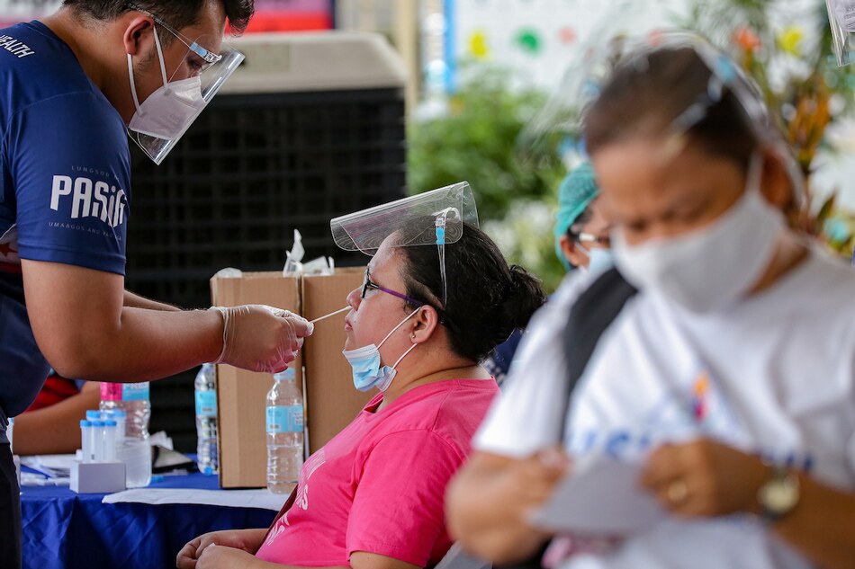 Antigen swab testing sa San Joaquin Elementary School sa Pasig City noong Hulyo 2, 2021. George Calvelo, ABS-CBN News
