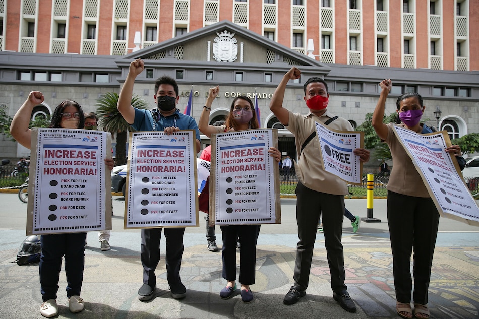 Teachers hold a protest in front of the COMELEC headquarters via George Calvelo, ABS-CBN News