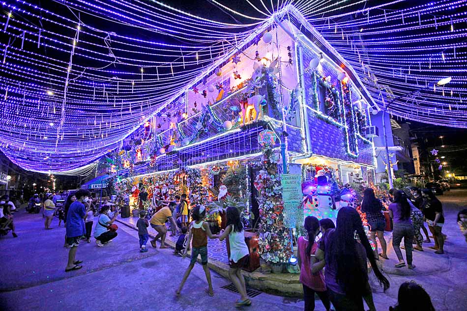 Manila street lights up with Christmas decor