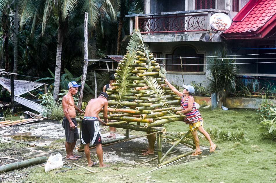 Borongan brgy residents make Christmas tree from bamboo | ABS-CBN News