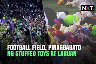 Football field, pinagbabato ng stuffed toys at laruan