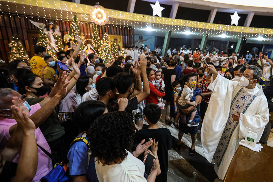Filipinos celebrate Christmas eve mass