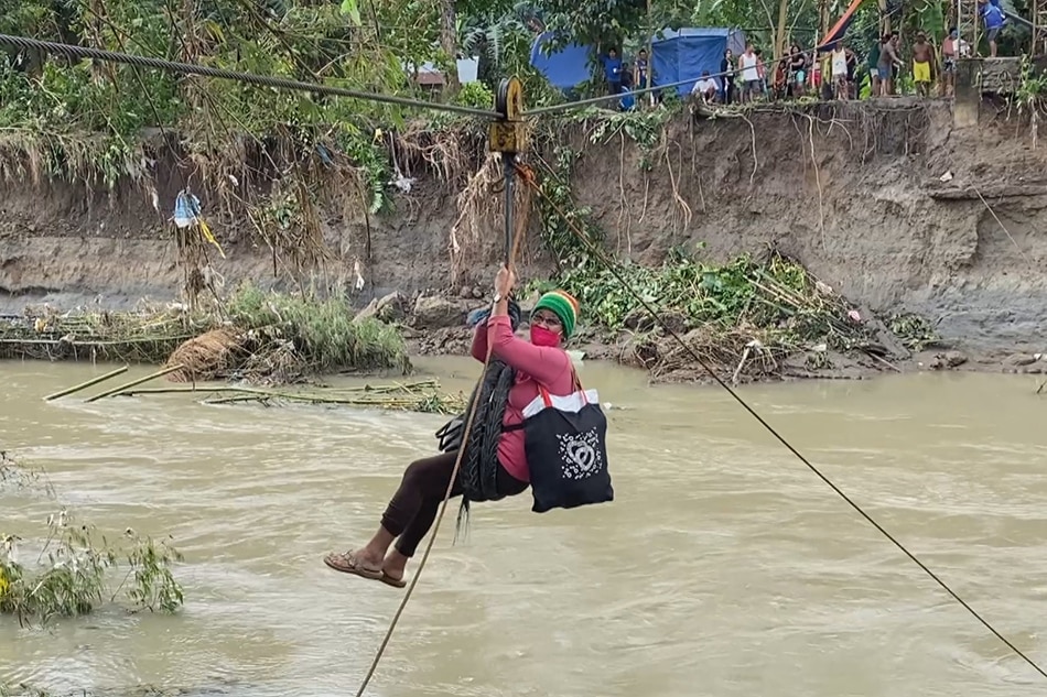 Improvised zipline ginawa ng mga residente para makatawid sa baha 1