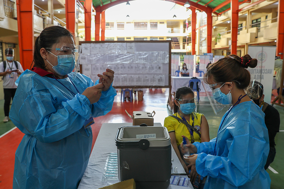 Health workers in 4 NCR hospitals are on top of COVID-19 vaccination list 1
