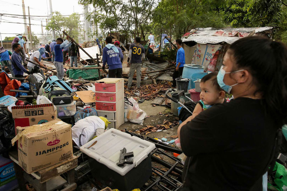 Demolisyon ng mga bahay sa Las Pi&#241;as compound nauwi sa gulo 1