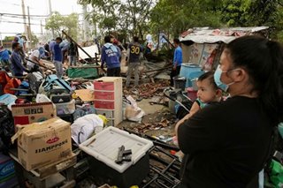 Demolisyon ng mga bahay sa Las Piñas compound nauwi sa gulo