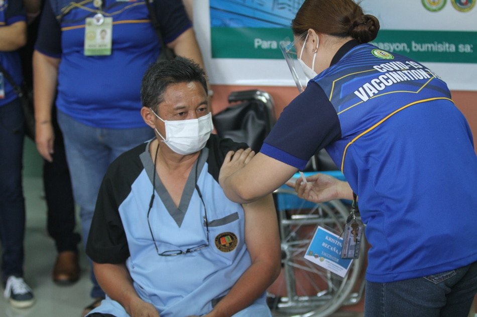Philippines eyes giving COVID-19 shots to all health workers in March 1