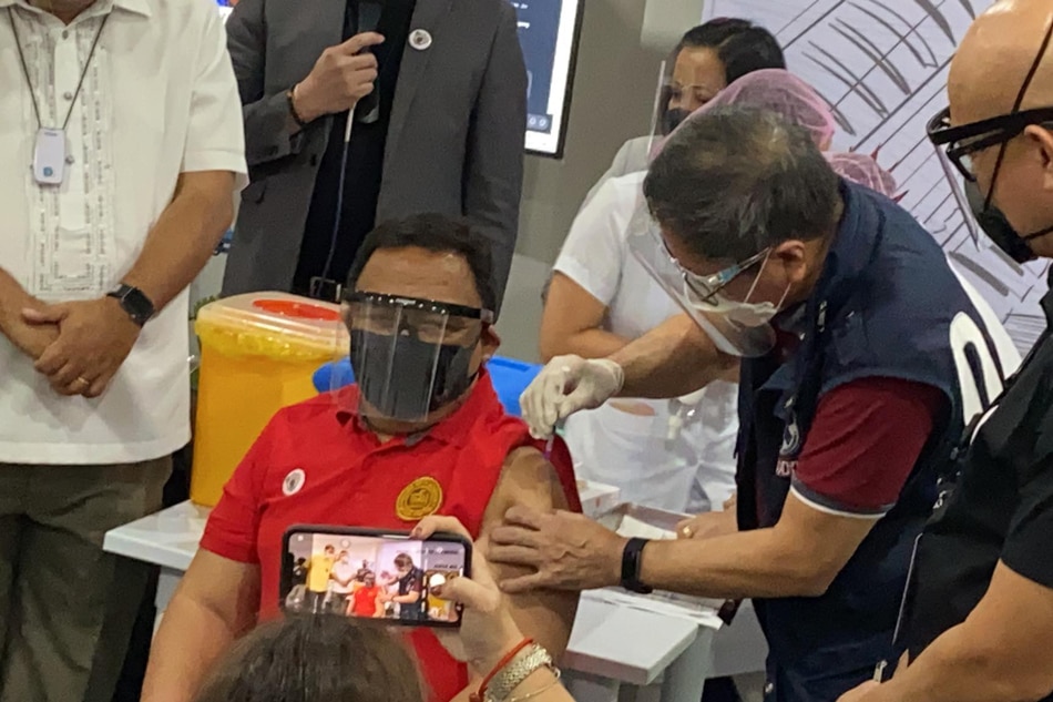 Another &#39;Gerardo&#39;: Chief of Cebu-based hospital gets first COVID-19 vaccine outside Luzon 1