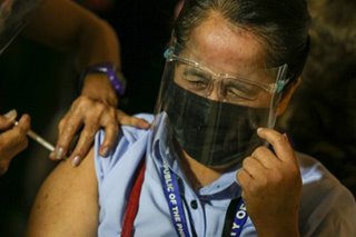 Senior citizen na health workers sinimulan nang bakunahan sa Maynila