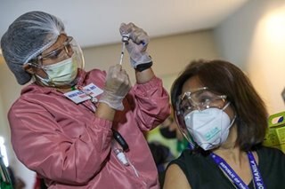 Pagbabakuna sa health workers, seniors layong matapos ng gobyerno sa gitna ng 2021: Dizon