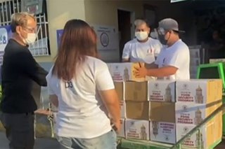 Maynila namigay ng food boxes sa barangay na naka-lockdown