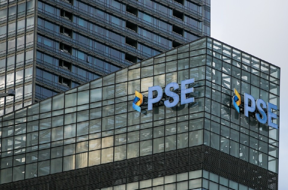 PSEi falls below 7,000 ahead of PH inflation data release