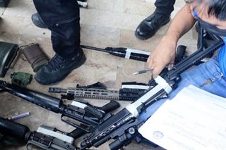 Mga nakumpiskang armas sa police raid sa Laguna tinanim umano: labor group