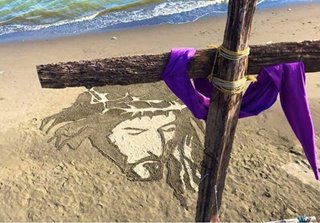 TINGNAN: Sand art ni Hesus sa Iloilo paalala sa sakripisyo Niya ngayong Semana Santa