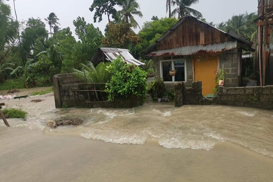 Residents flee homes in N. Samar, Albay due to &#39;Bising&#39; 1