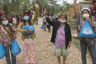 Ilang pamilya sa Lanuza, Surigao del Sur binigyan ng relief packs