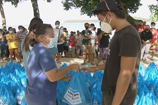 Tourism workers sa Cagwait dinalhan ng relief packs