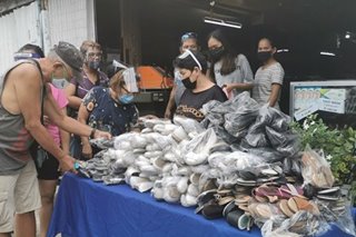 Sapatos, tsinelas, ayuda, boundary pinamamahagi sa community pantries