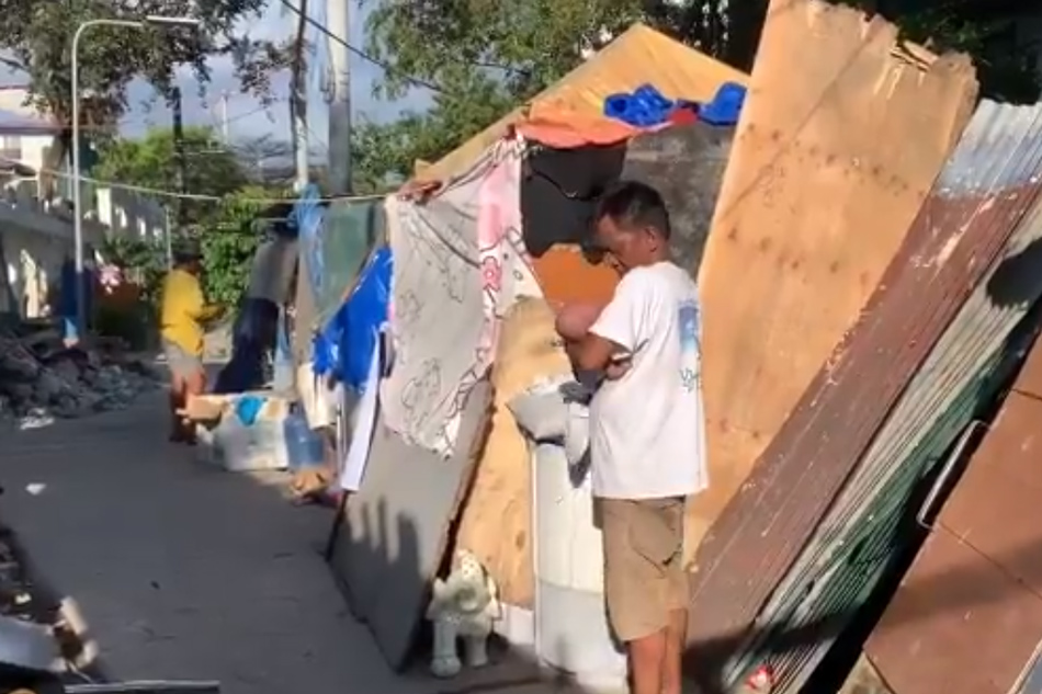 informal-settlers-in-pandacan-on-the-road-live-after-the-demolition