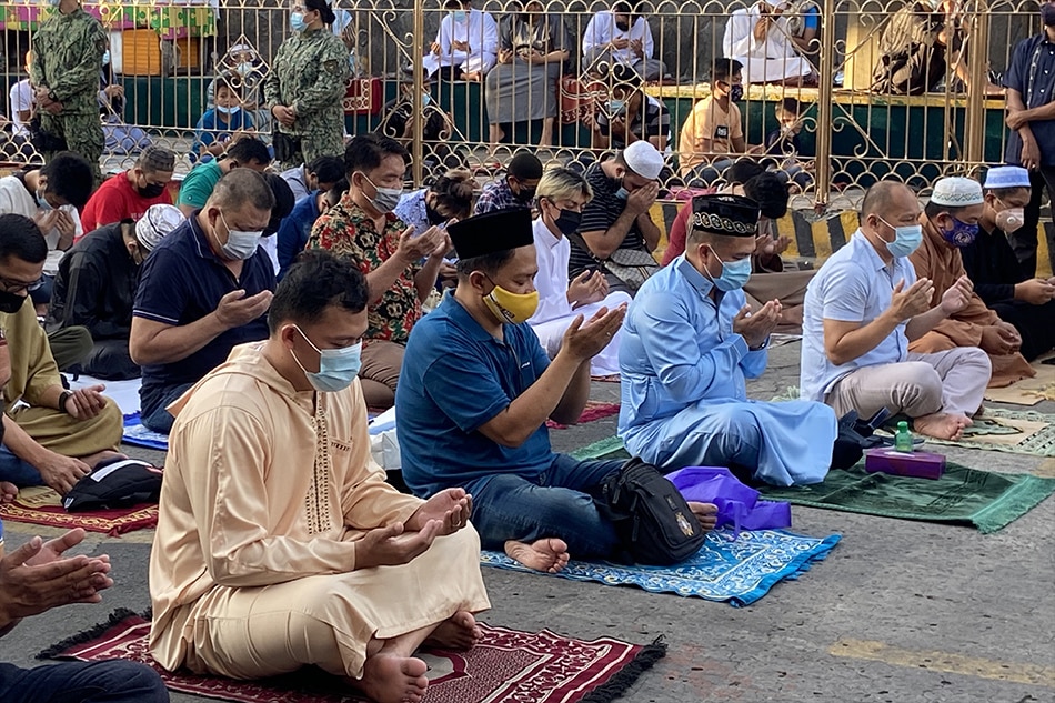 Daan-daang Muslim ginunita ang Eid&#39;l Fitr sa Manila Golden Mosque 1