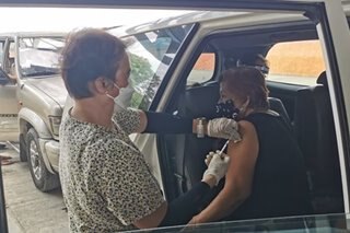 Drive-thru COVID-19 vaccination isinagawa sa ilalim ng tulay sa Rizal