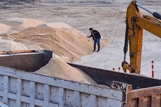 PANOORIN: Fresh batch ng dolomite sand itinambak sa Manila Bay