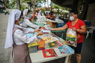 Franciscan nuns assist community pantry