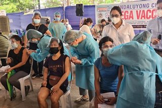 'Sa awa ng Diyos': Ilang trabahador masayang mabakunahan vs COVID-19