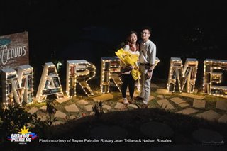 TINGNAN: Wedding proposal na may kasamang 'MARRY ME' bookshelves