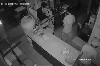 SAPUL SA CCTV: Coffee shop sa Davao City, nilooban ng 4 na menor de edad