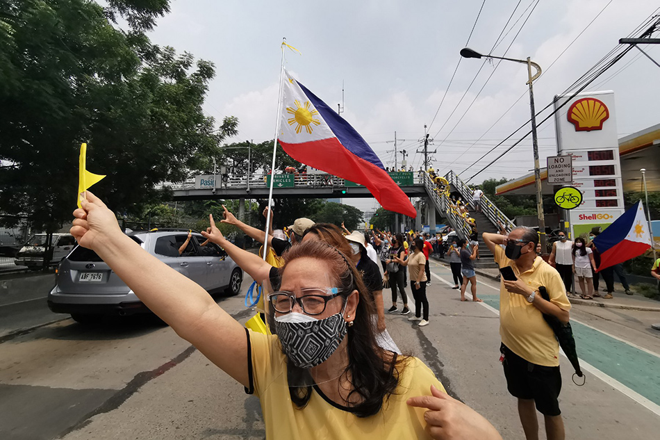 Look: Filipinos Pay Final Respects To Former President Aquino 