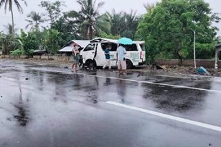Pampasaherong van bumangga sa poste sa Leyte, pasahero sugatan