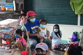 LGU, grupo namigay ng relief goods sa Taal evacuees na nakikitira sa kaanak