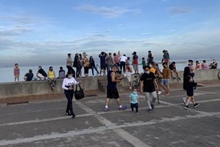 Relaxed restrictions: Mga pamilya kasama ang mga anak, namasyal sa Manila Baywalk
