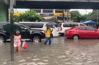 Ilang kalsada sa Metro Manila binaha dahil sa ulan