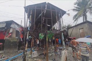 Ilang bahay sa Cavite nawasak dahil sa malakas na alon, hangin