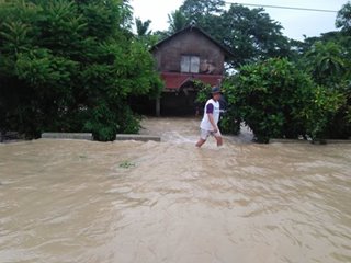 2 barangay sa bayan sa Occidental Mindoro, na-isolate dahil sa baha
