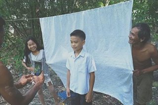 VIRAL: DIY graduation photoshoot ng Grade 6 student sa Iloilo