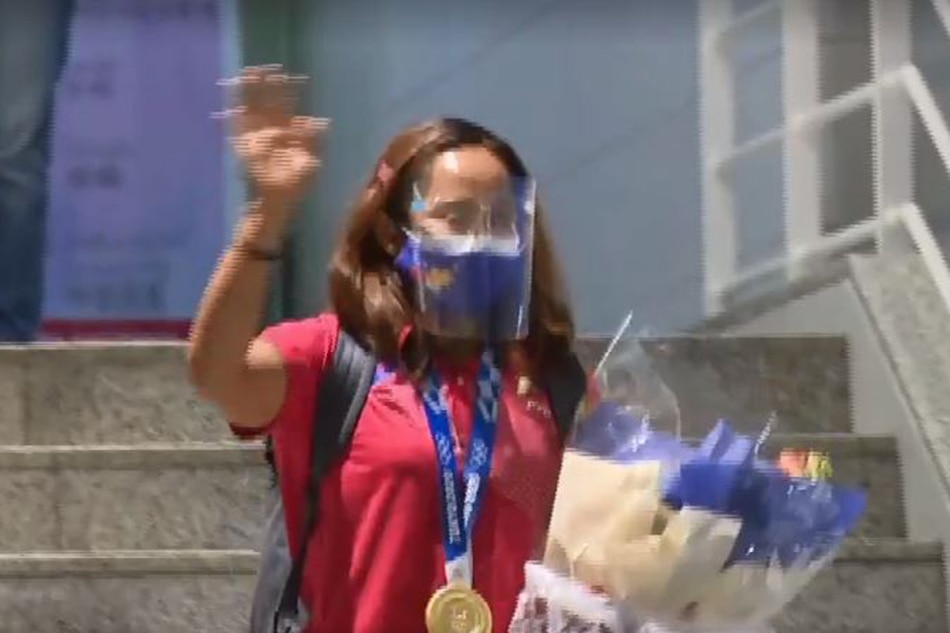 Olympic champ Hidilyn Diaz returns home with gold medal 1