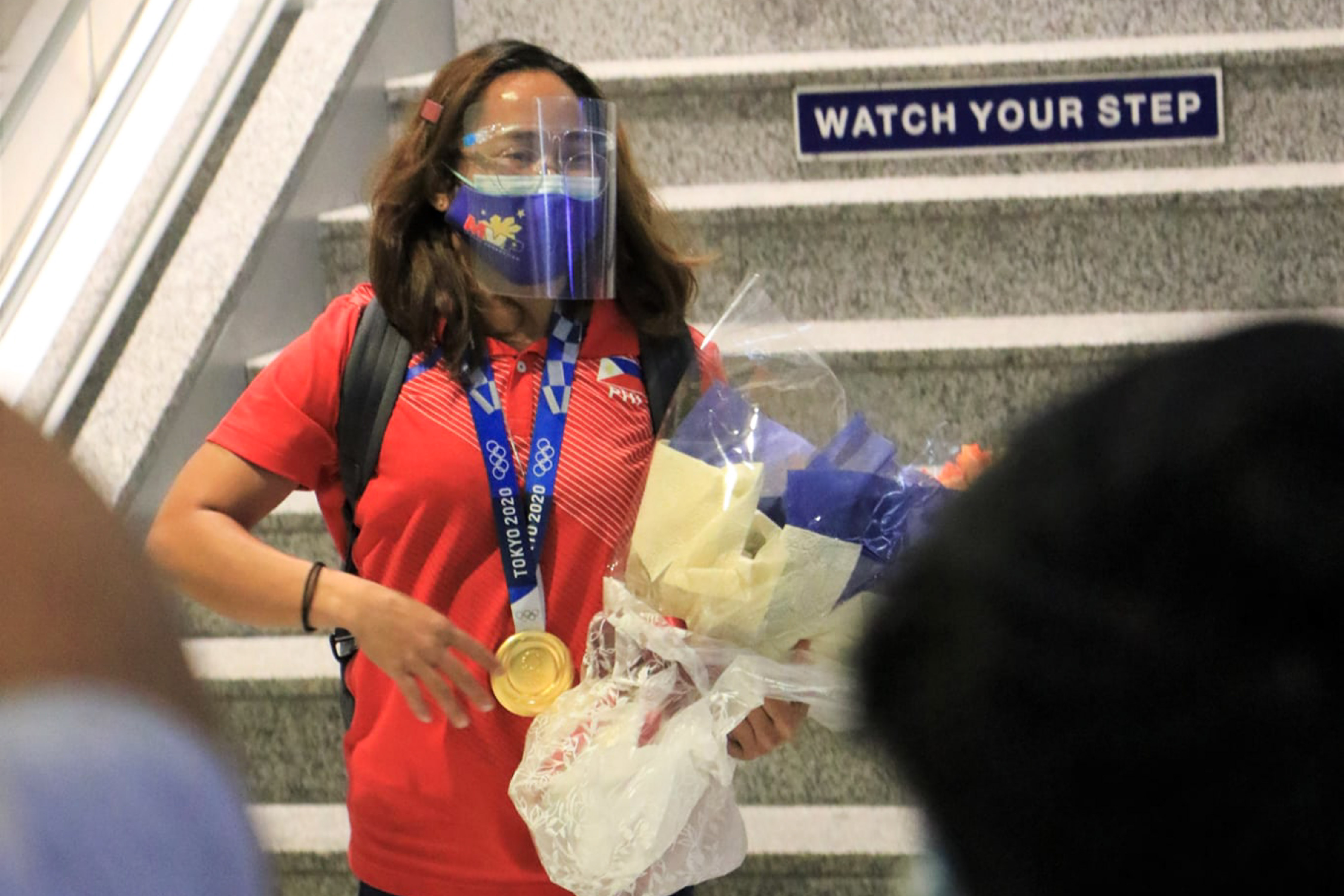 Olympic champ Hidilyn Diaz returns home with gold medal 1