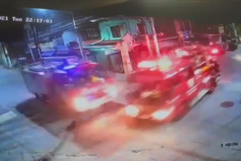 Nagsalpukan ang dalawang fire truck na rumeresponde sa sunog sa Caloocan City. ABS-CBN News