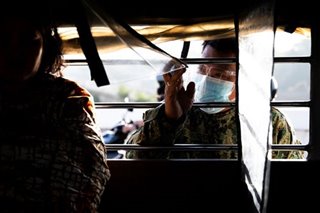 Cops inspects jeepney passengers amid lockdown 